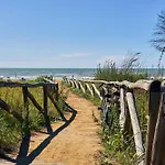 Lido Dei Pini Modern Escape Daire *