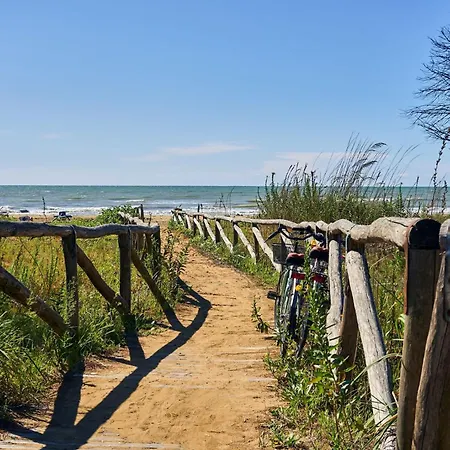 Lido Dei Pini Modern Escape Апартаменти *